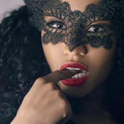 femme noir avec masque dentelle renard