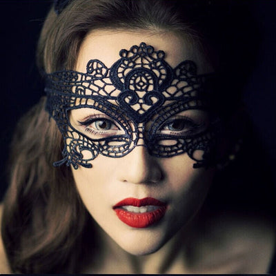 femme avec masque dentelle renard